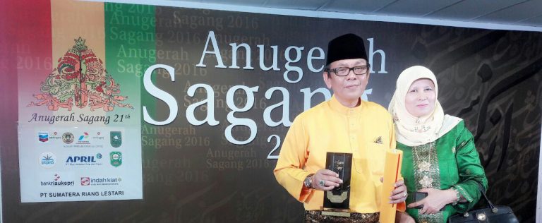 Dekan FKIP UMRAH Raih Anugerah Serantau Pilihan Sagang 2016